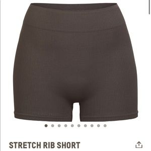 SKIMS STRETCH RIB SHORT in SOOT ( brown)